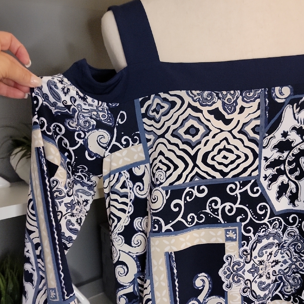 Navy and White Patterned Blouse Cut out Shoulders JM Collection - Picture 3 of 10